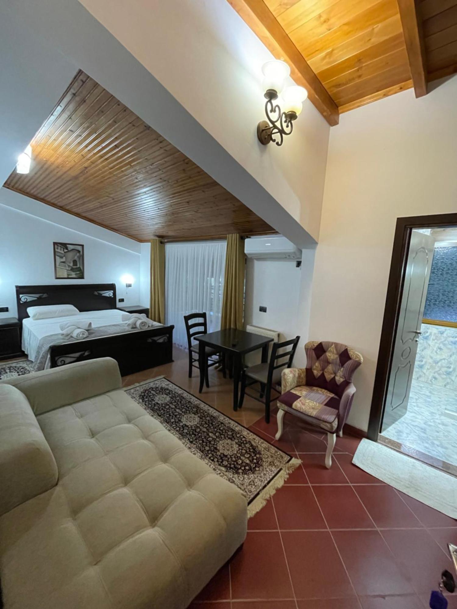 Vila At Berat Esterno foto