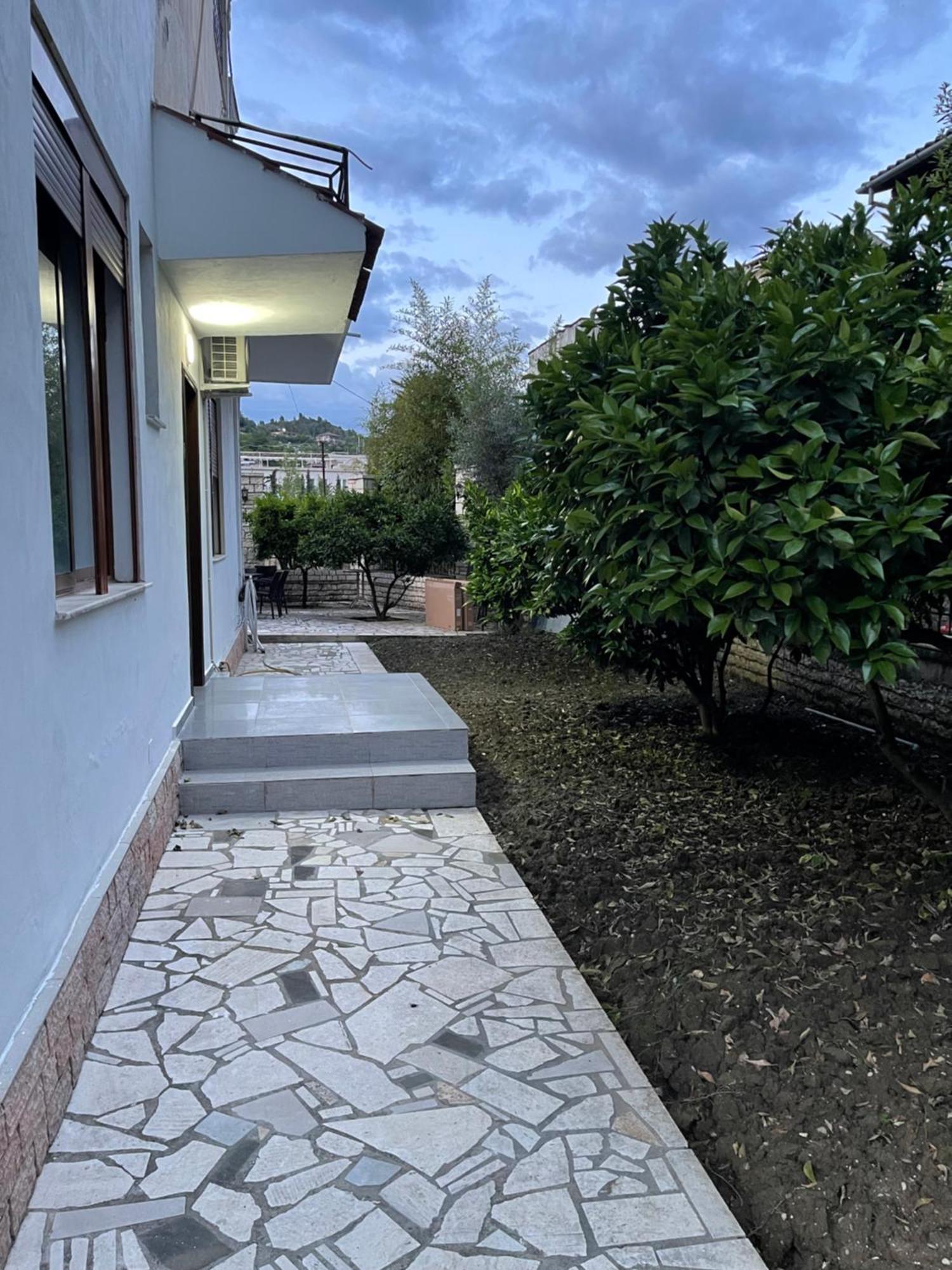 Vila At Berat Esterno foto