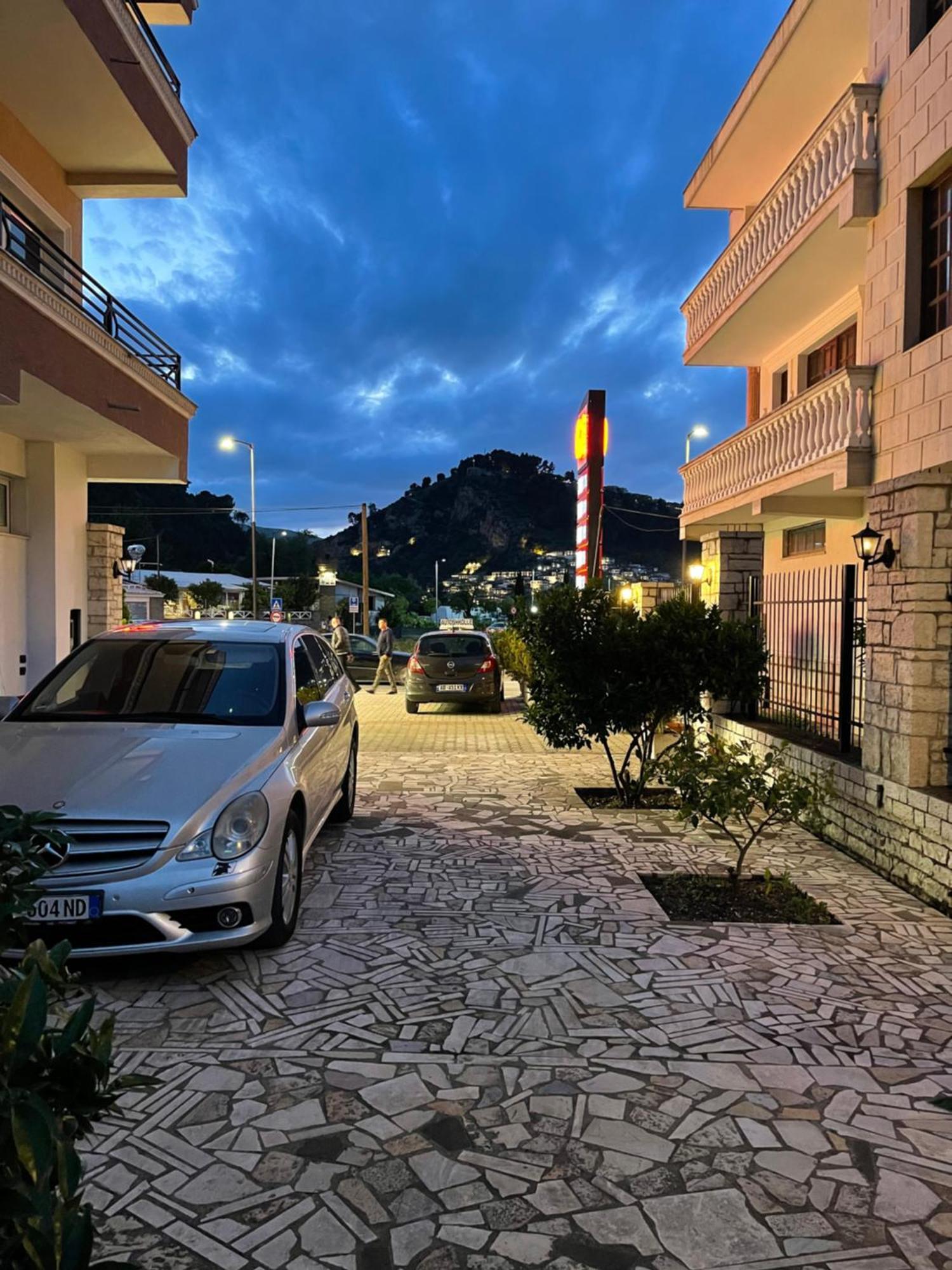 Vila At Berat Esterno foto
