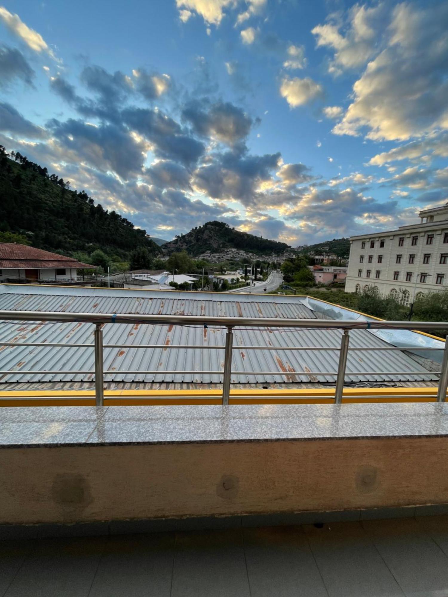 Vila At Berat Esterno foto